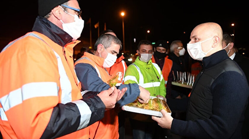 Bakan Karaismailoğlu, buradaki personele tatlı ikramında bulundu.