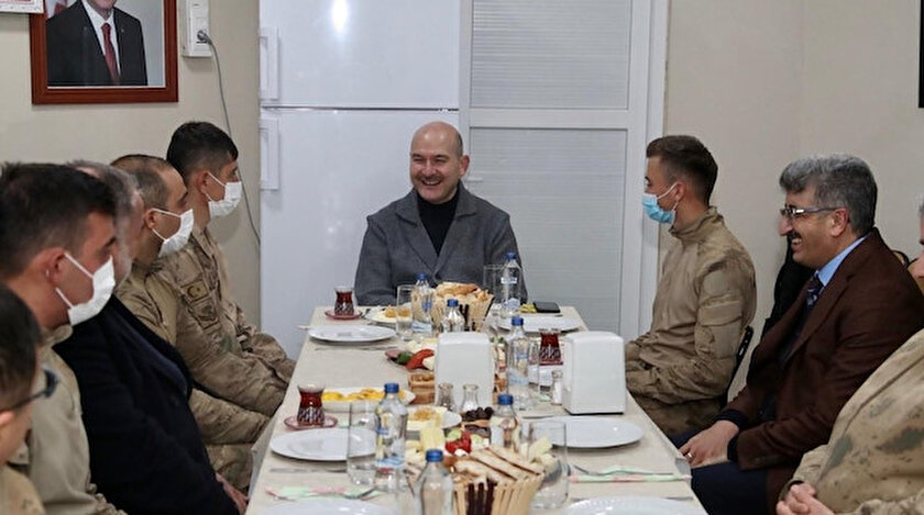 İçişleri Bakanı Soylu yılın ilk kahvaltısını üs bölgesindeki askerlerle yaptı