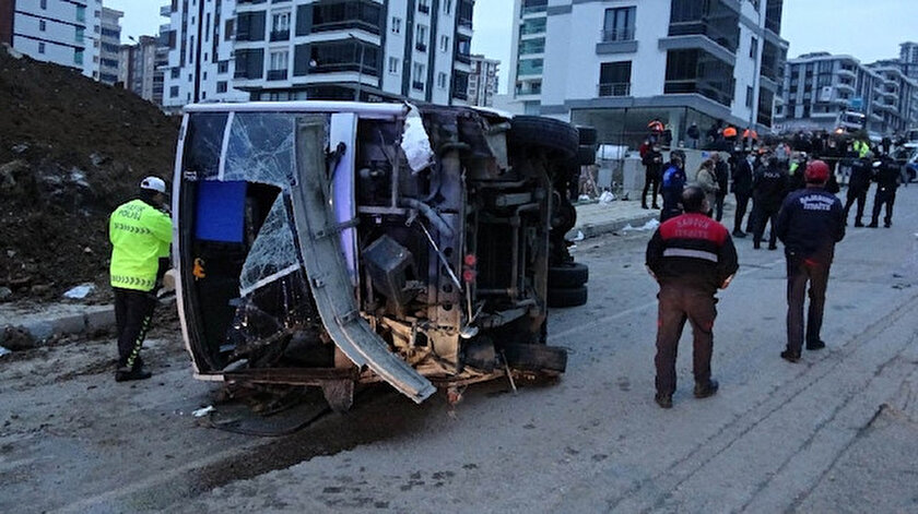 Samsunda işçileri taşıyan midibüs devrildi: 2 ölü 16 yaralı