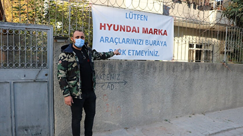 Afişi görenler dönüp bir daha bakıyor.