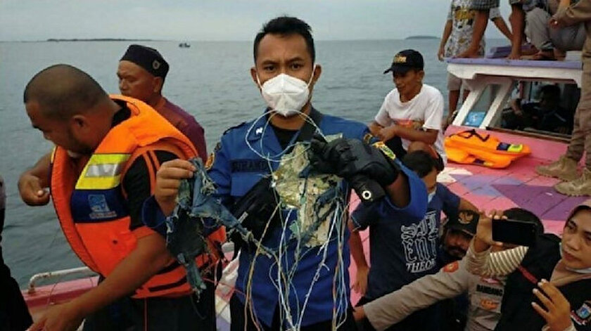 Endonezyada uçağın denize düştüğü bölgede kot pantolon ve metal parçaları bulundu