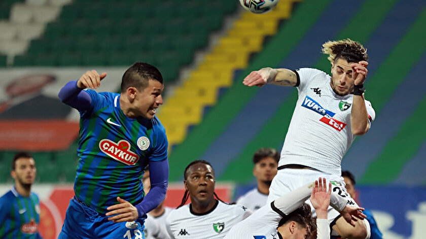 İki takım futbolcularının hava topu mücadelesi.
