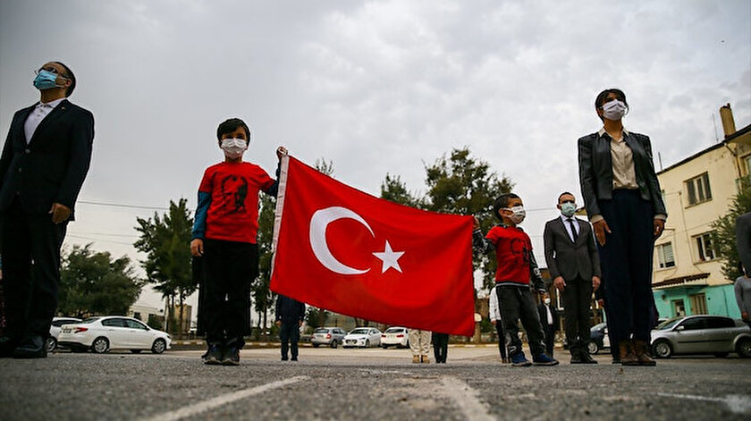 81 ildeki tüm okullarda aynı anda İstiklal Marşı okundu.