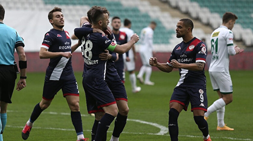 Antalyasporlu futbolcuların gol sevinci