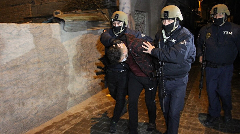 Yapılan operasyonla şüpheliler gözaltına alındı.