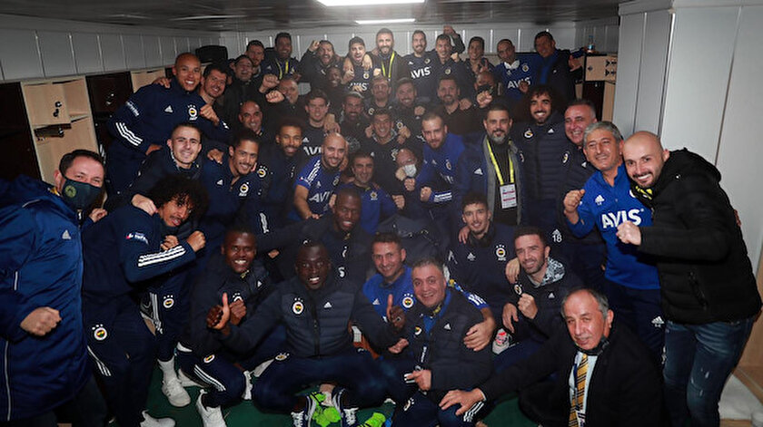 Fenerbahçeli futbolcuların ve teknik heyetin, Erzurumspor maçı sonrasında galibiyet pozu