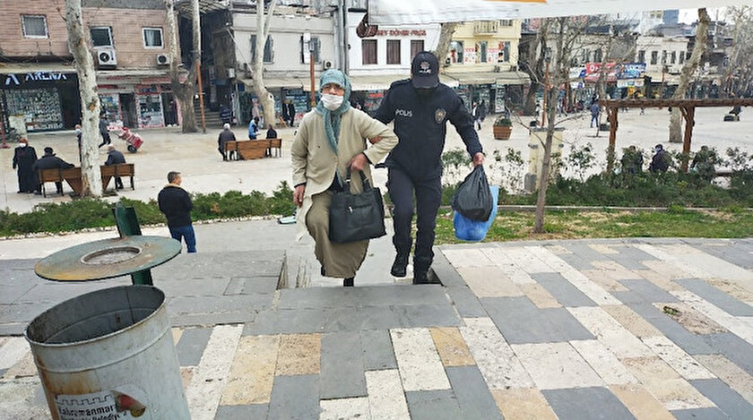 Yaşlı kadın polislere teşekkür etti.