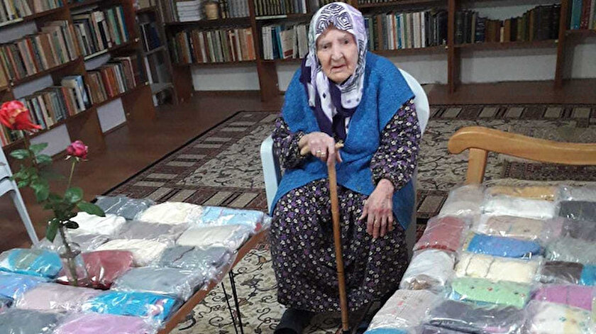  Zeliha nine ördüğü çorapları kahraman Mehmetçiğe gönderdi.