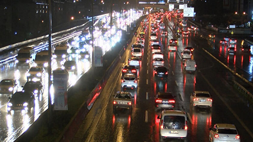 Sağanak yağış trafiği etkiledi.