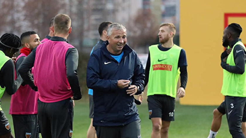 Kayserispor'un yeni hocası Dan Petrescu göreve başladı.