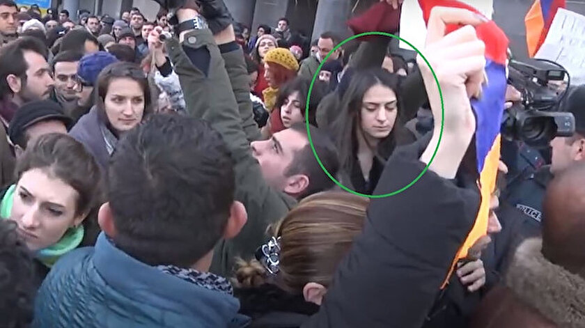 Paşinyanın sözcüsü Rusya karşıtı gösterilerde görüntülendi
