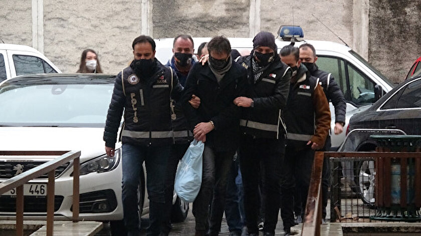 Polis, İzmir ve Bursa’da belirlenen adreslere eş zamanlı operasyon düzenleyerek şüphelileri yakaladı.