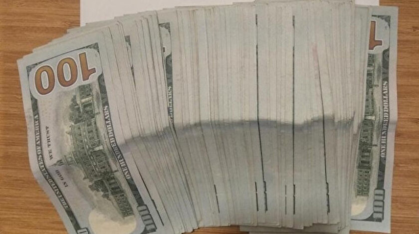 Otel çalışanı bulduğu 10 bin doları sahibine teslim etti.