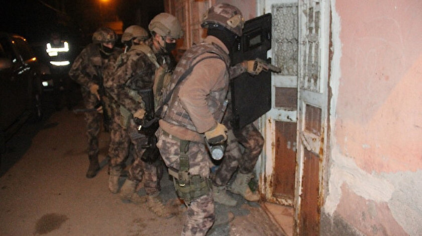 Özel harekat polisleri dün tek tek evlerin kapılarını kırarak adreslere girdi.