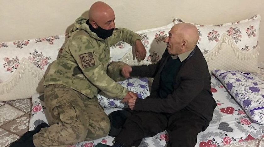 Şenoba ve Hilal Belde Jandarma Komutanlığı ekipleri, Şenoba’da yaşayan ve görev süresi boyunca çeşitli hizmetlerde bulunan Musa Babat’ı evinde ziyaret etti.