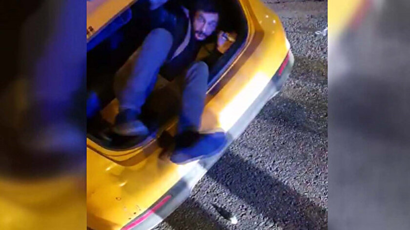 Ceza yememek için taksinin bagajında yolculuk yaparken yakalandı.