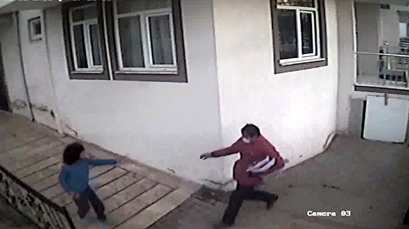 Kargo görevlisi, fotoğrafını çeken otizmli çocuğu dövdü.