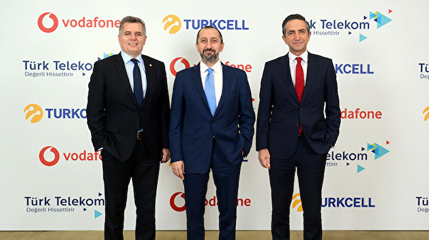 Turkcell Genel Müdürü Murat Erkan (solda), Türk Telekom Üst Yöneticisi (CEO) Ümit Önal (ortada) ve Vodafone Türkiye İcra Kurulu Başkanı Engin Aksoy (sağda)