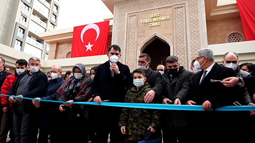Bakan Kurum, Şehit Yunus Mermer'in ailesiyle birlikte açılışa katıldı.