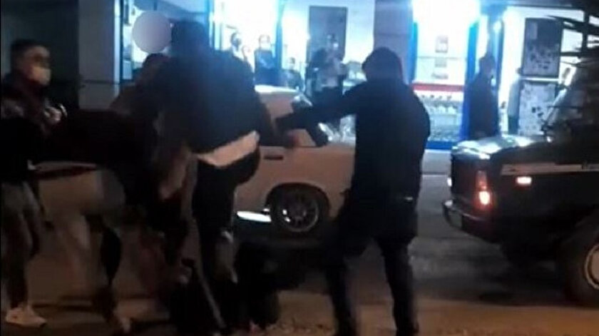 Motosiklet sürücüsü kazadan yara almadan kurtuldu: Yediği dayakla hastanelik oldu