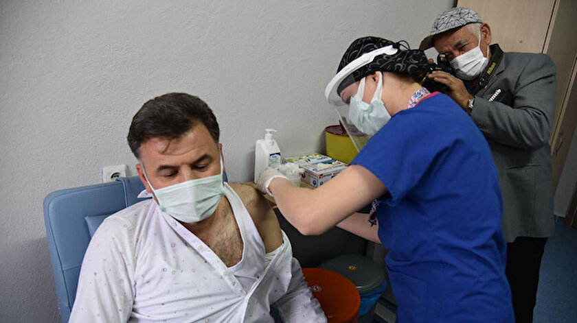 İstanbulda iki günde 110 bin sağlık çalışanı CoronaVac aşısı oldu