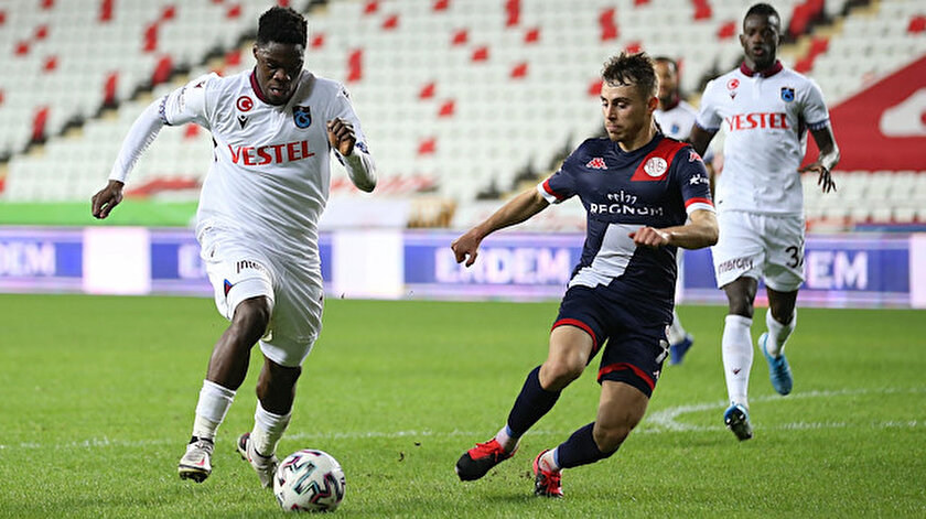 Antalyaspor-Trabzonspor karşılaşmasından bir kare