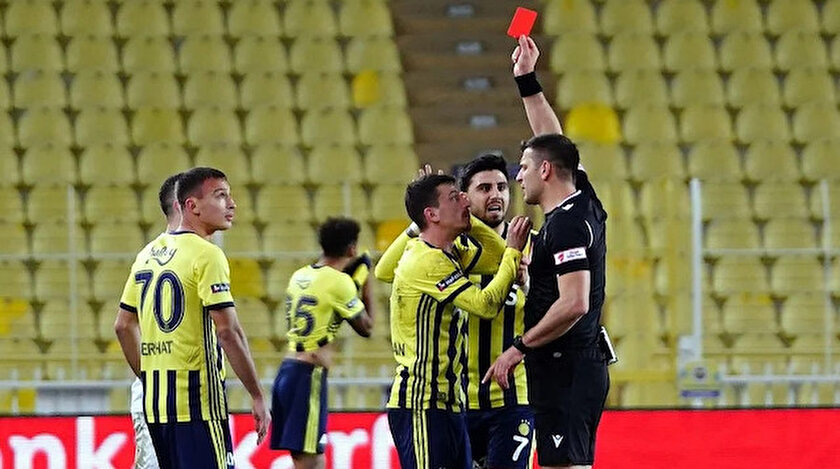 Hakem Ümit Öztürk, Mert Hakan'ı kırmızı kartla oyun dışına gönderdi.