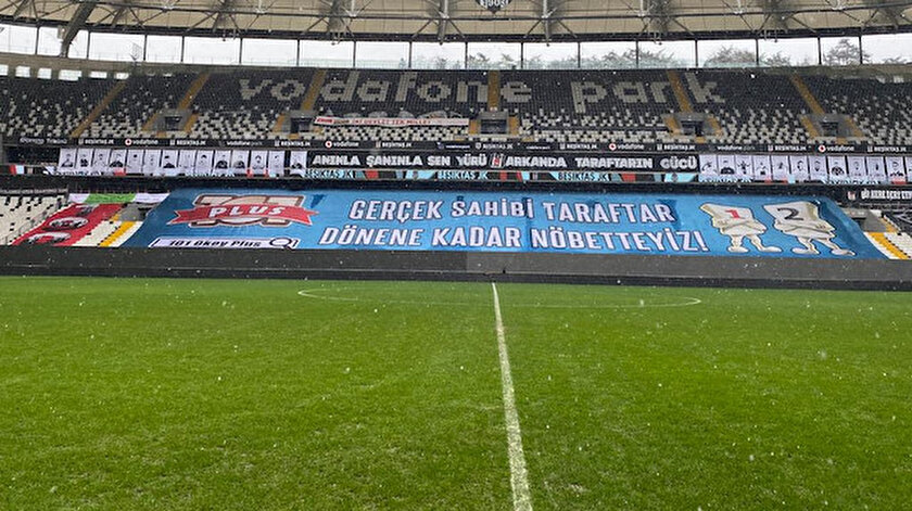 Stadyum çevresinde kar yağışı devam ediyor.