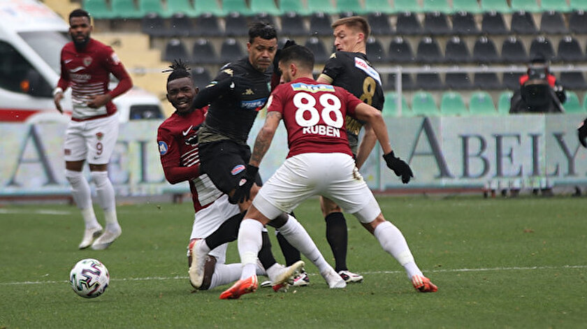 Maçta futbolcuların top kapma mücadelesi