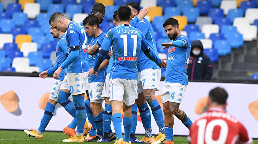 Napoli gol oldu yağdı, Fiorentinayı sahadan sildi