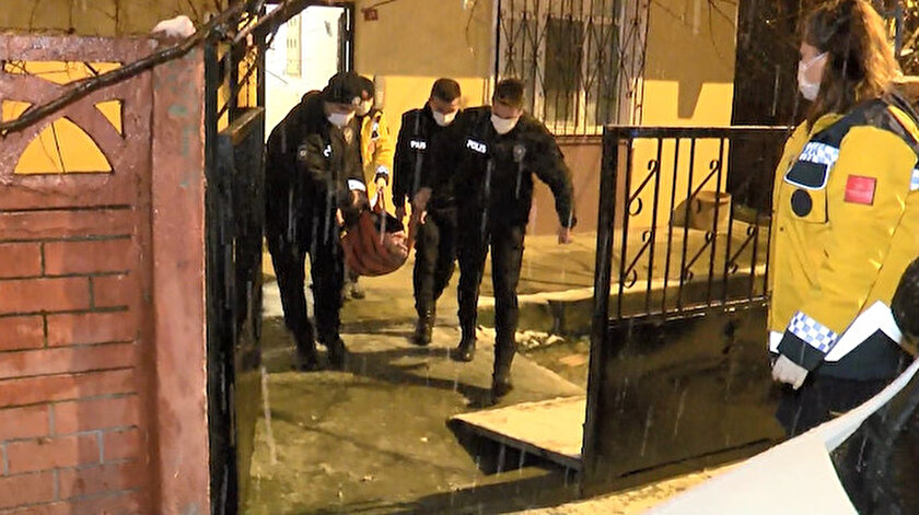 Tartıştığı karısını bıçaklayan adam ağlayarak polisi aradı.