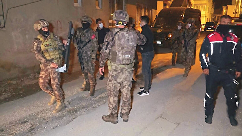 Yaklaşık 1 saatlik çalışmanın ardından ikna edilen K.Ö. ve şikayetçi olduğu karısı T.Ö., ayrı polis otosuyla polis merkezine götürüldü. Ekiplerin evde yaptıkları aramada bulunan ruhsatlı av tüfeği ise muhafaza altına alındı. İki çocuk ise eve gelen amcalarına teslim edildi.