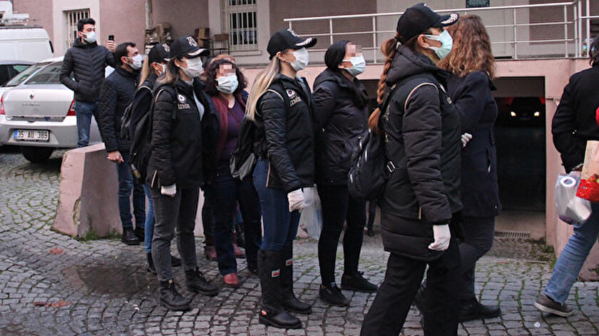 İzmir merkezli terör operasyonunda gözaltına alınan şüpheliler adliyeye sevk edildi.
