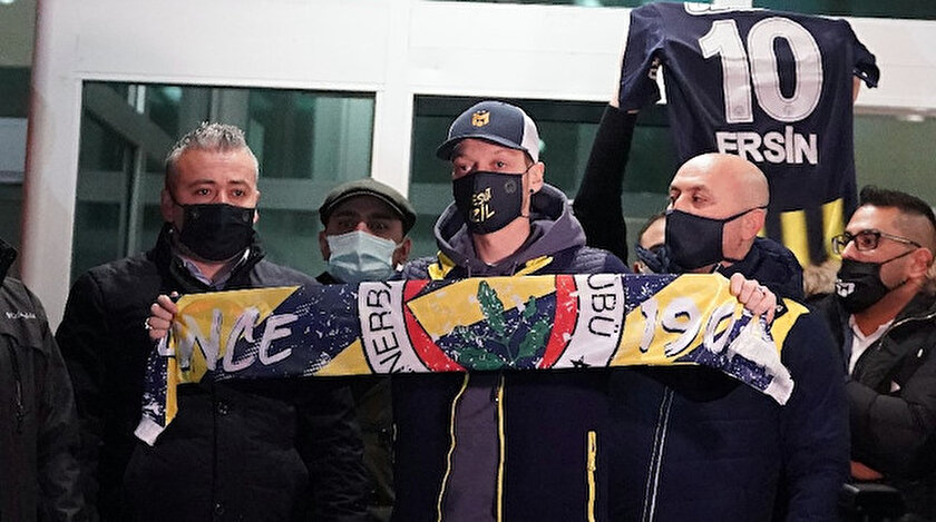 Mesut Özil, sarı-lacivertli atkıyla basın mensuplarına poz verdi.