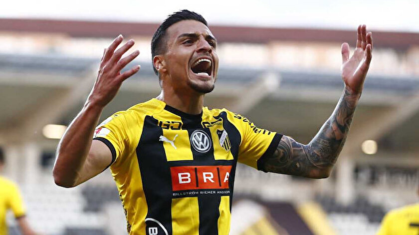 Ahmed Yasin, kanat ve 10 numara bölgelerinde forma giyebiliyor.