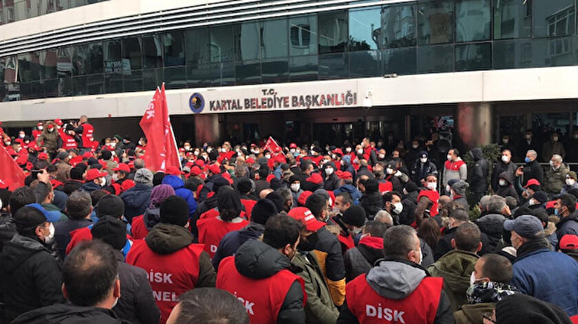 İşçiler, belediye önünde toplanarak eylem yaptı.
