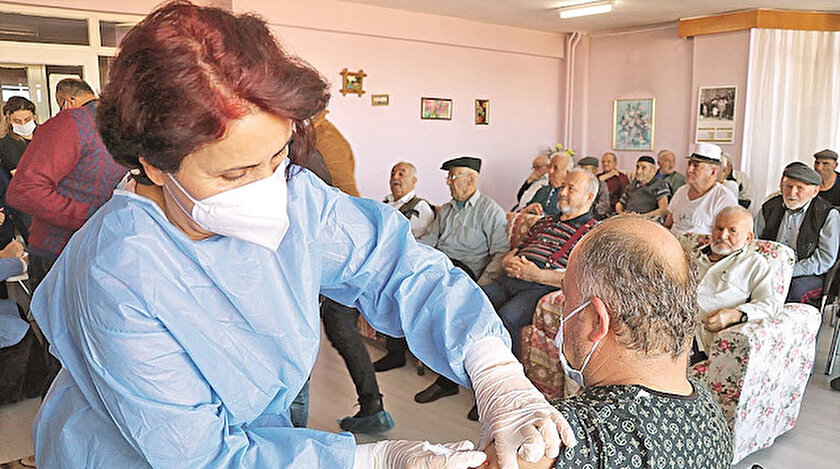 Türkiye'ye 30 Aralık'ta getirilen CoronaVac aşılarının 3 milyon dozluk ilk partisinin depolanma, dağıtım ve uygulama süreçleri sorunsuz ilerledi.