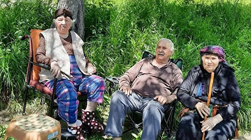 Kamil Açıcı (ortada) ile eşi Kâtibe Açıcı (sağda) ve abla Emine Şişman (solda)