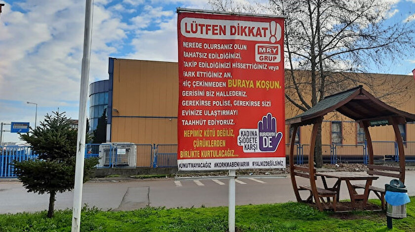 İş yerinin girişine asılan pankart.