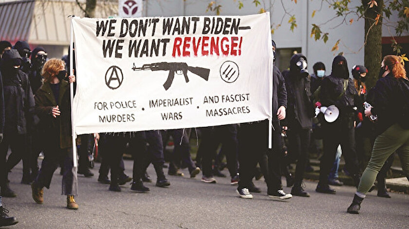 Antifa adlı grupların Suriye’de terör örgütü PKK/YPG ile ilişkili olduğu biliniyor.