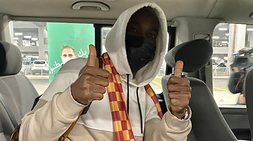 Onyekuru basın mensuplarına poz verdi.