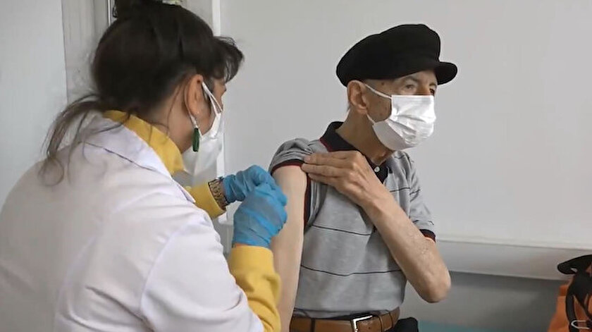 Tekirdağda 85 yaş üzeri vatandaşların aşıları yapılıyor