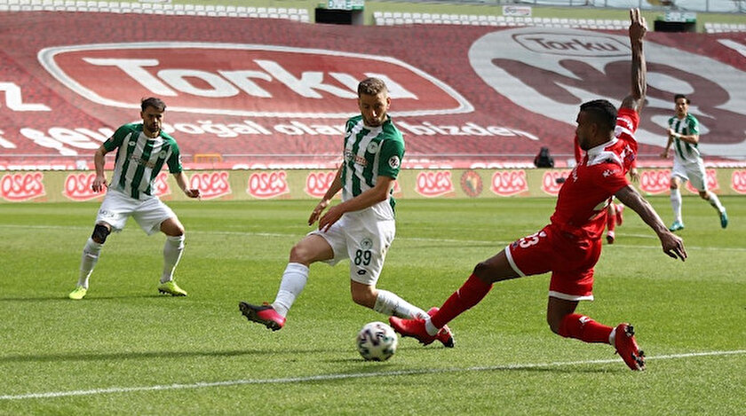 Konyaspor-Antalyaspor karşılaşmasından bir kare