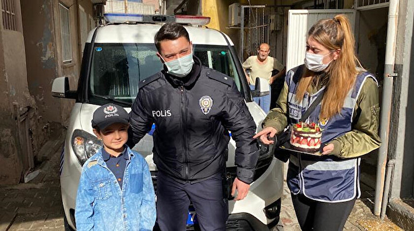 İzmirde kısıtlama nedeniyle dışarı çıkamayan çocuğa polisten sürpriz doğum günü