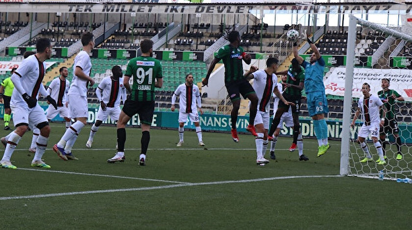 İki takım futbolcularının hava topu mücadelesi.