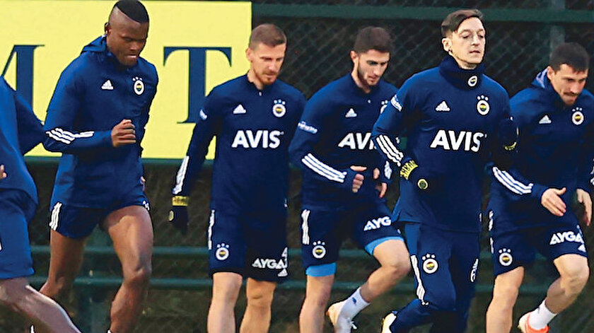 Fenerbahçe, Arsenal’den transfer ettiği Mesut Özil ile 3,5 yıllık sözleşmeye imza attı. Yıldız oyuncu dün yeni takımıyla ilk antrenmana çıktı.