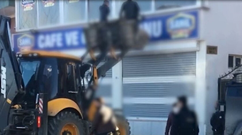 Şırnakta ilginç görüntüler: Polis kaçak kumarhaneyi iş makinesiyle bastı