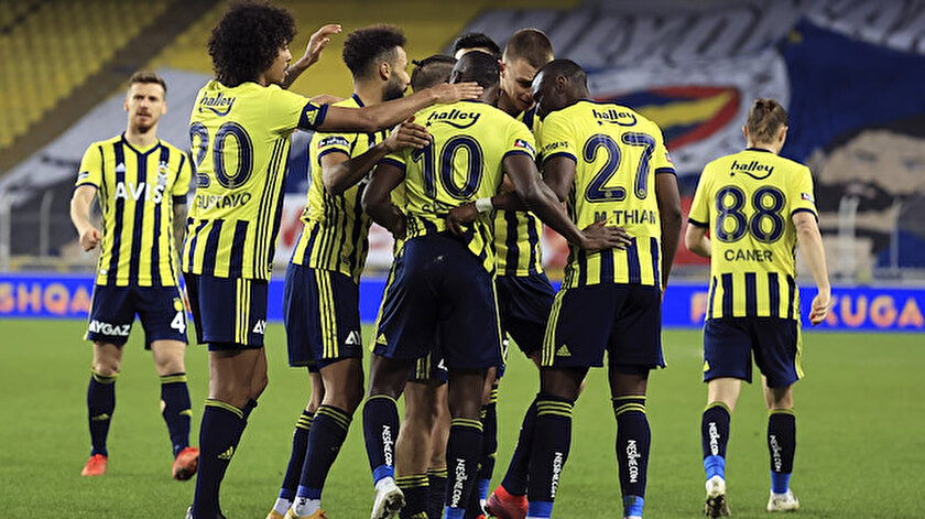 Fenerbahçeli futbolcuların gol sevinci.