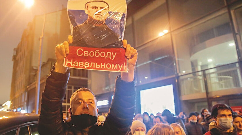 Kremlin, Rusya’da gözaltındaki muhalif figür Aleksey Navalny’nin serbest bırakılması isteyen Navalny destekçilerinin protestolara başlamasından ABD’yi sorumlu tuttu.