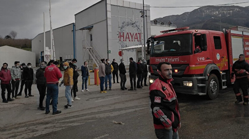 Ekipler, Sakarya'daki patlama bölgesinde patlamanın nedenini araştırıyor.